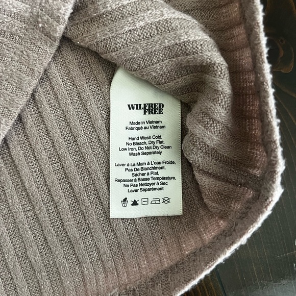 Aritzia Wilfred Free V Neck Long Sleeve Crop Top - Picture 4 of 7